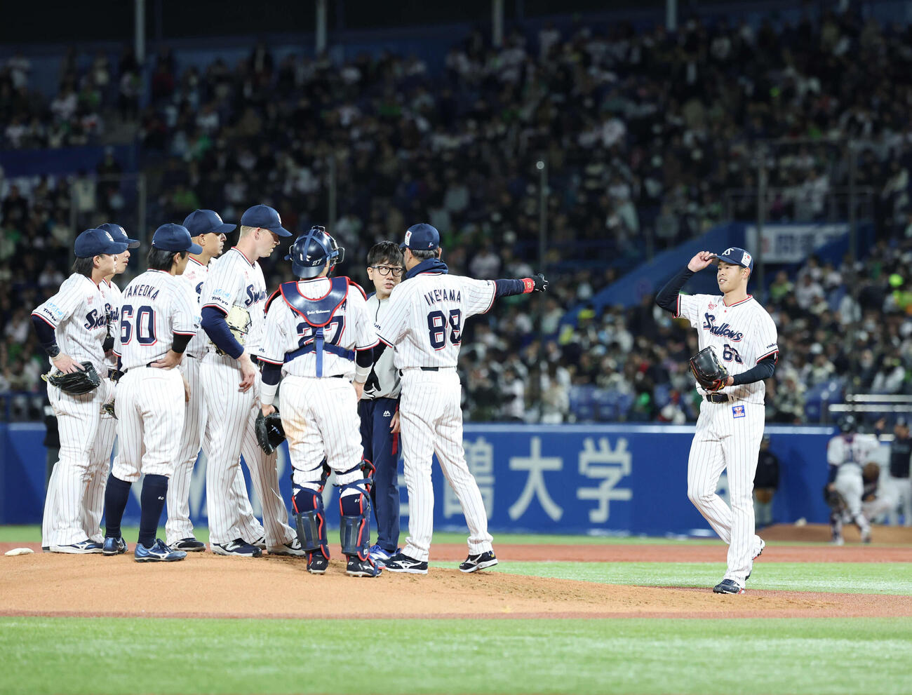 ヤクルト対巨人　3回表巨人2死二、三塁、マウンドへ上がるヤクルト丸山翔（撮影・増田悦実）