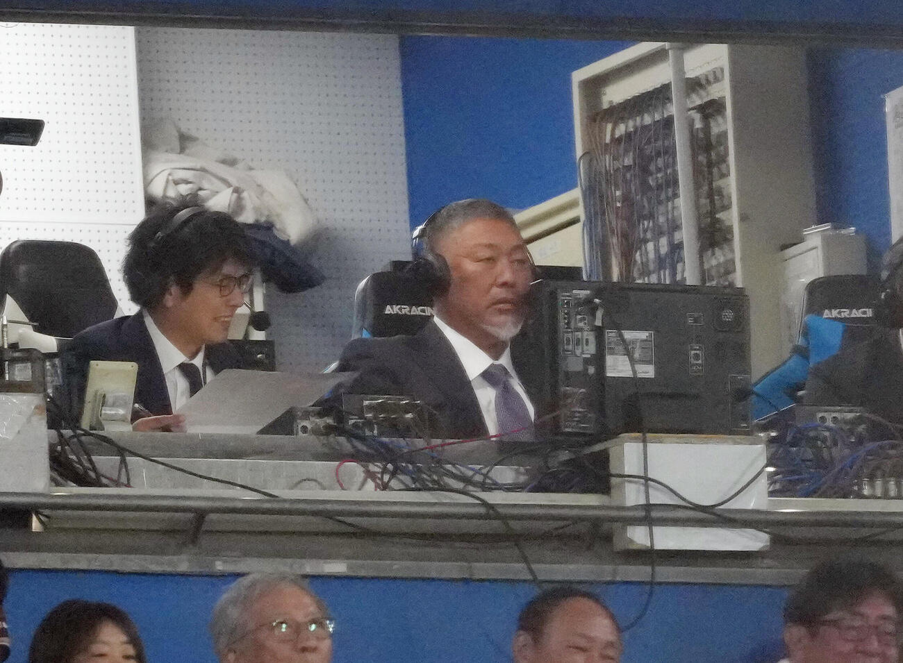 ヤクルト対巨人　放送席の解説を務める清原氏（右）（撮影・足立雅史）