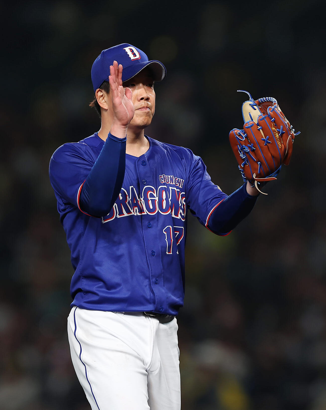 阪神対中日　5回裏の阪神打線を抑え、グラブをたたいてベンチへ戻る中日柳（撮影・前田充）