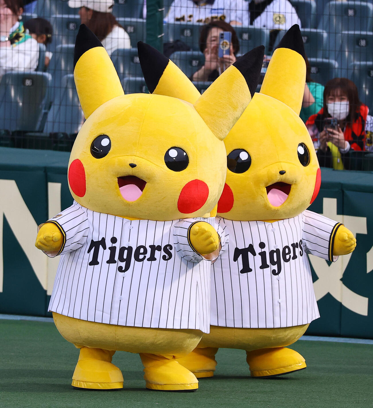 阪神対中日　甲子園球場を盛り上げるピカチュウ（撮影・上田博志）