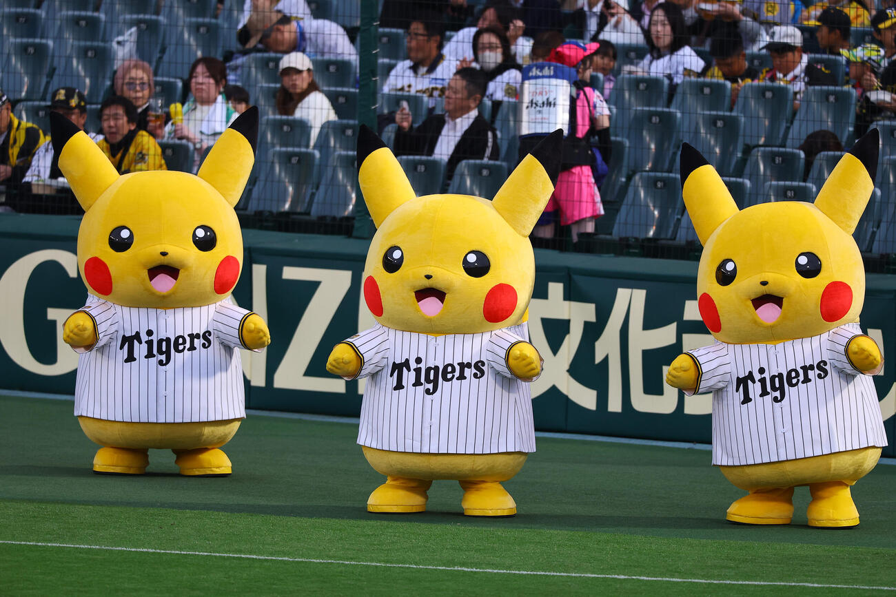 阪神対中日　甲子園球場を盛り上げるピカチュウ（撮影・上田博志）