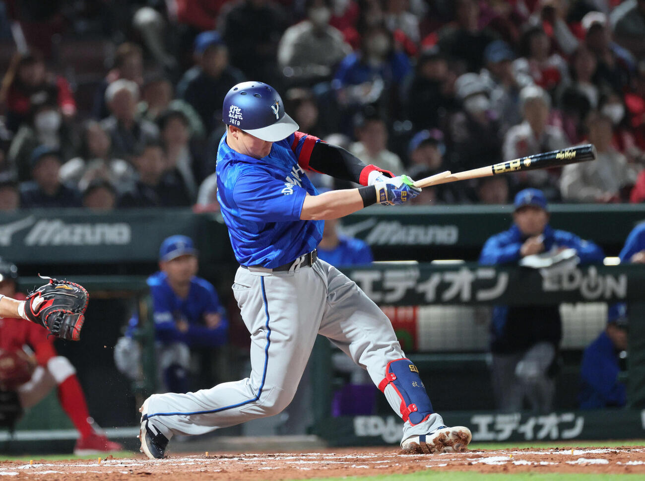 広島対DeNA 6回表DeNA2死満塁、牧は勝ち越し適時打を放つ（撮影・加藤孝規）