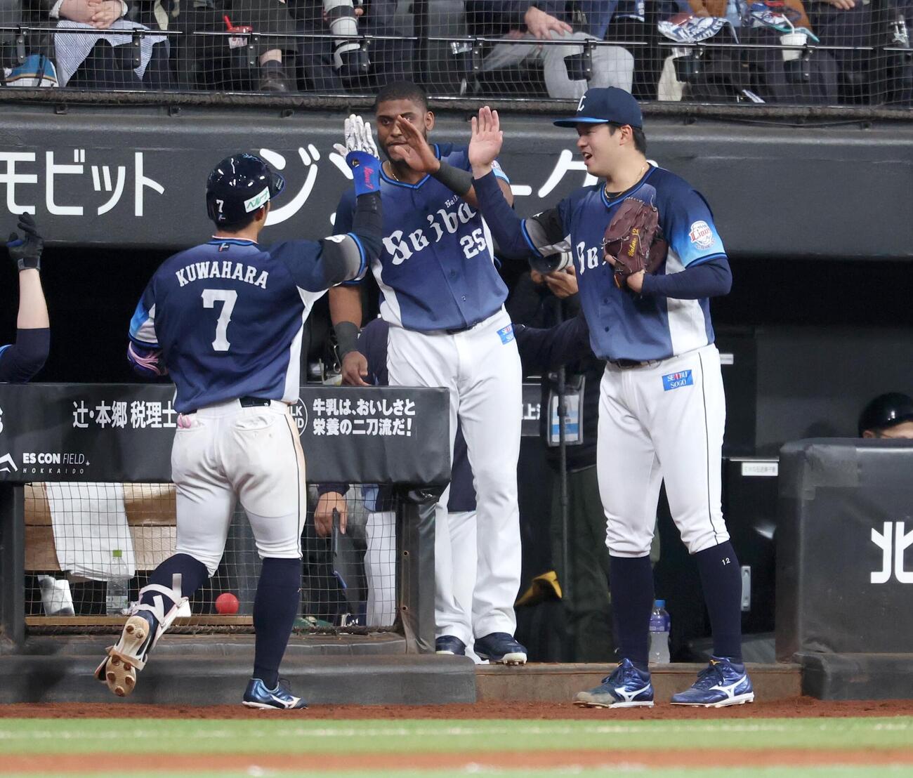 日本ハム対西武　7回表、2点本塁打を放った桑原を出迎える渡辺（右）（撮影・黒川智章）