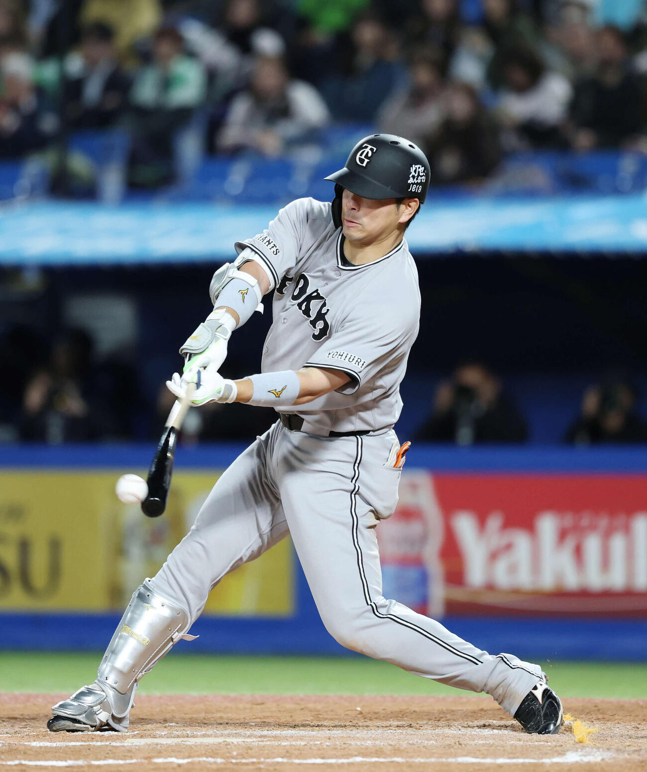 ヤクルト対巨人　9回表無死、安打を放つ大城（撮影・増田悦実）
