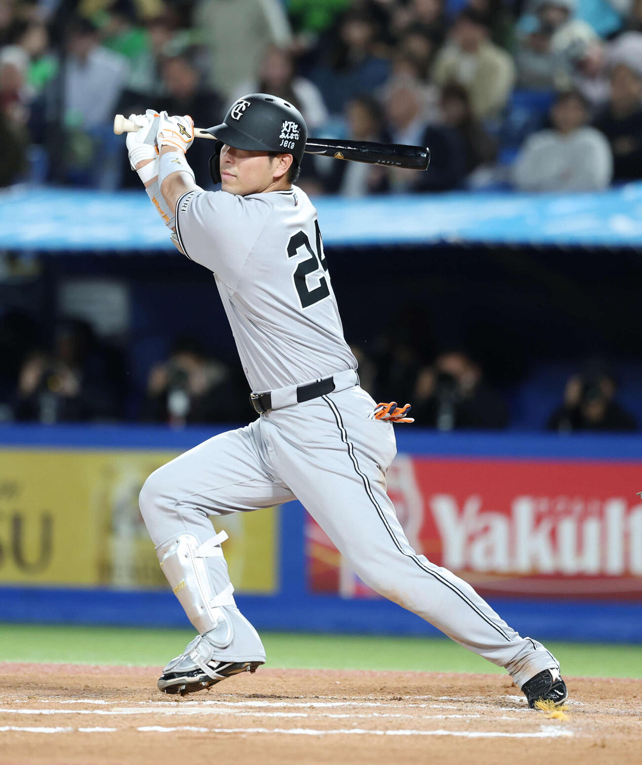 ヤクルト対巨人　7回表巨人1死、安打を放つ大城（撮影・増田悦実）