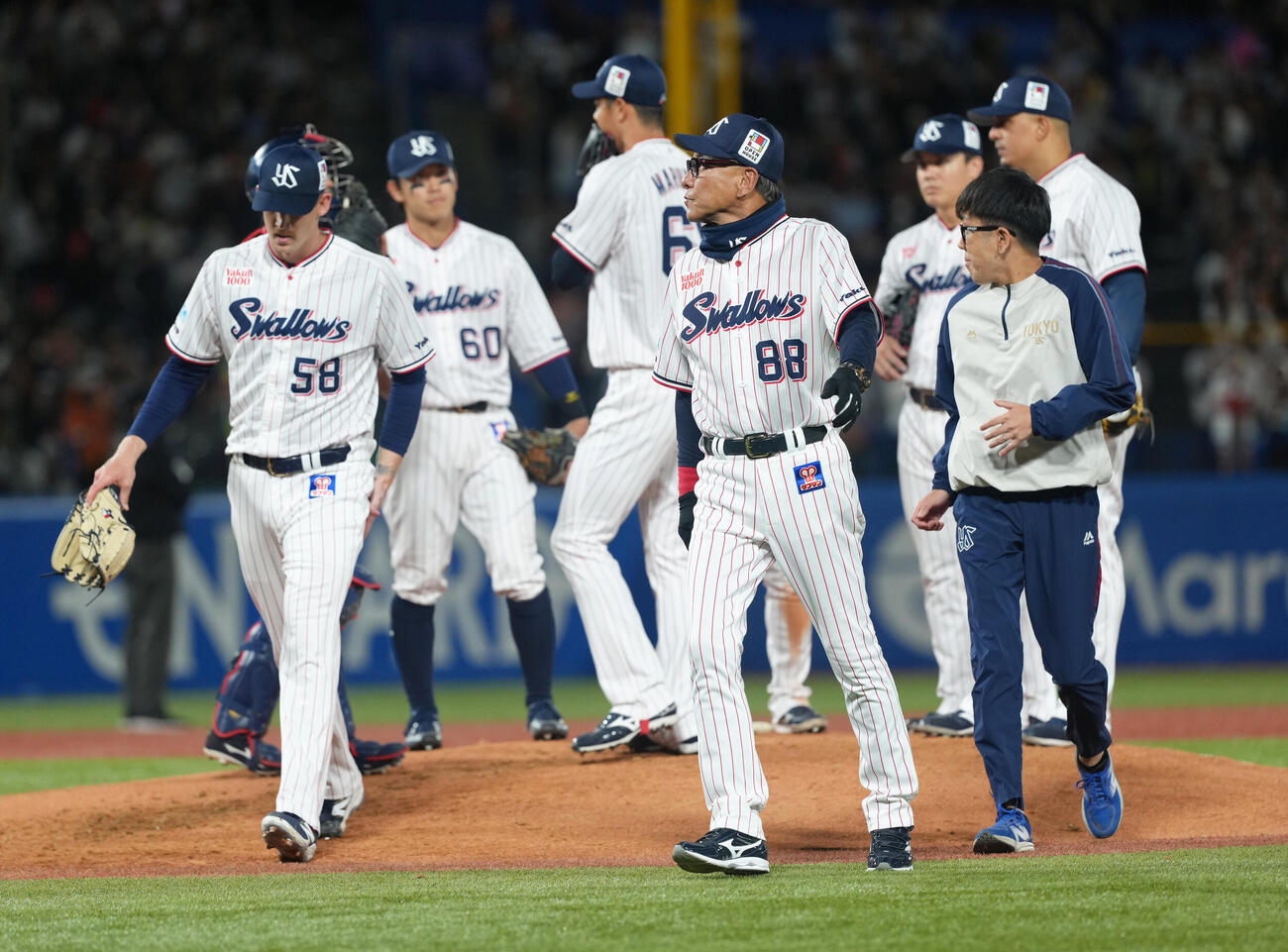 ヤクルト対巨人　3回途中、ヤクルト先発のウォルターズ（左端）の交代を告げ、ベンチに戻る池山監督（中央右）（撮影・足立雅史）