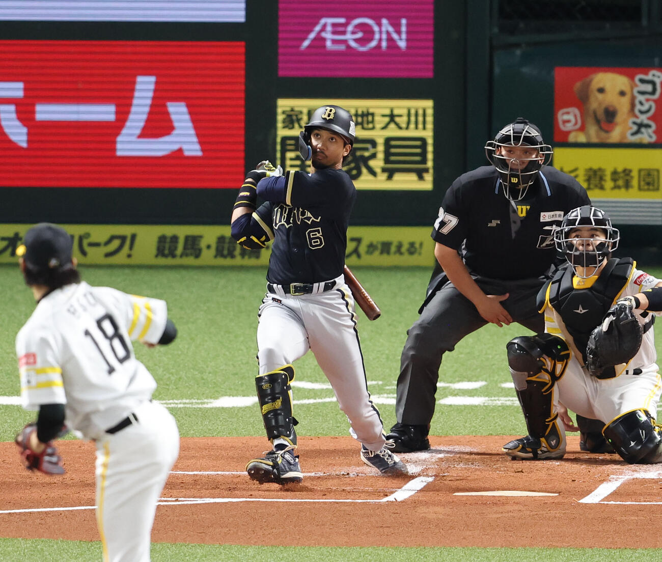 ソフトバンク対オリックス　1回表オリックス無死、宗は右中間に先制本塁を放つ（撮影・梅根麻紀）