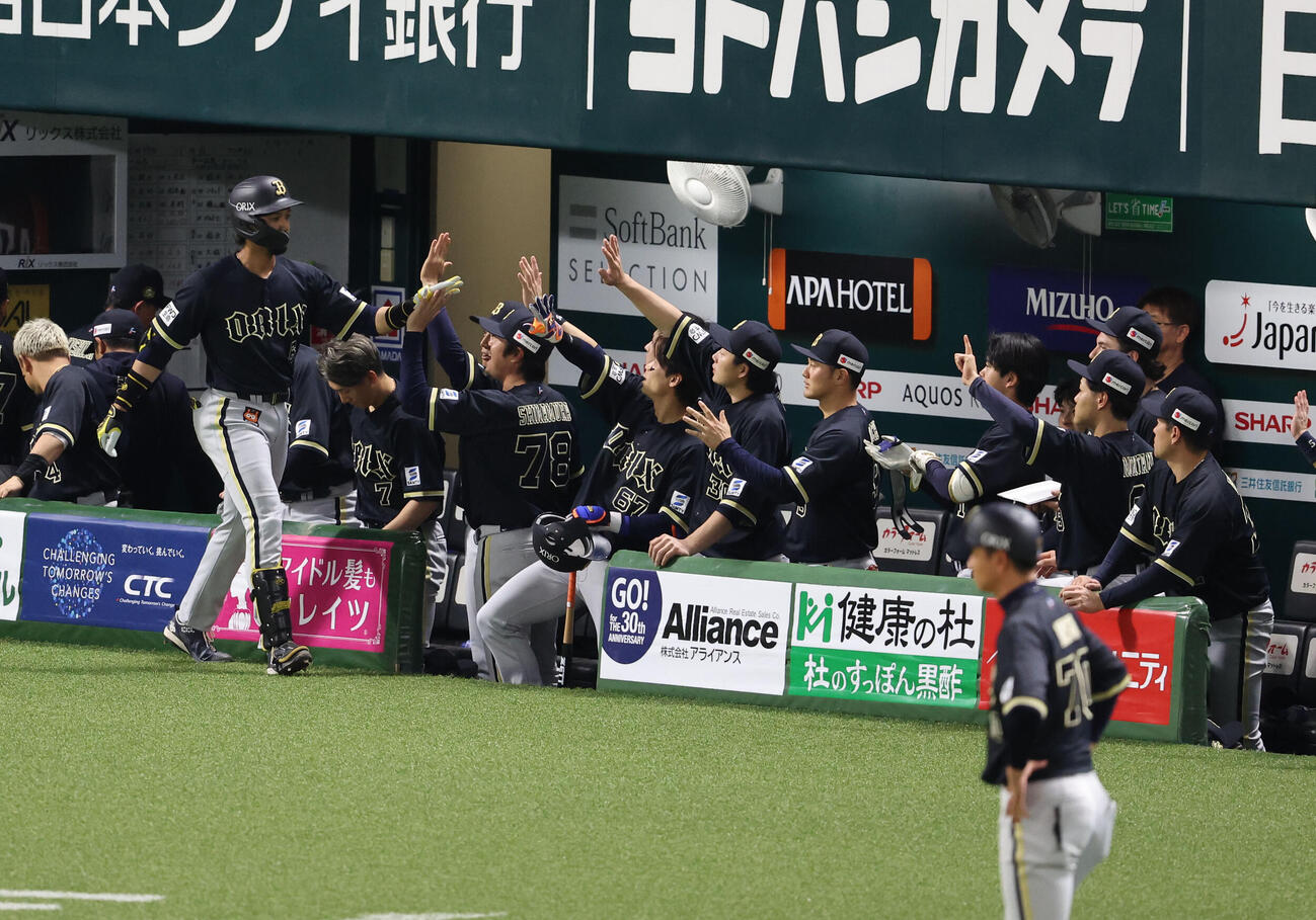 ソフトバンク対オリックス　1回表オリックス無死、宗は右中間に先制本塁を放ちベンチのナインとハイタッチ（撮影・梅根麻紀）