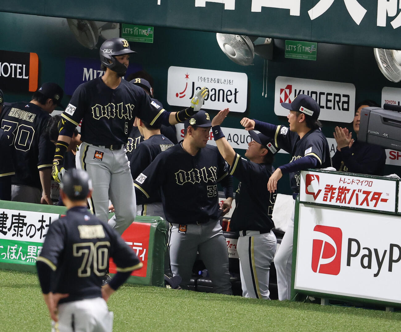 ソフトバンク対オリックス　1回表オリックス無死、宗は右中間に先制本塁を放ちベンチのナインとハイタッチ（撮影・梅根麻紀）