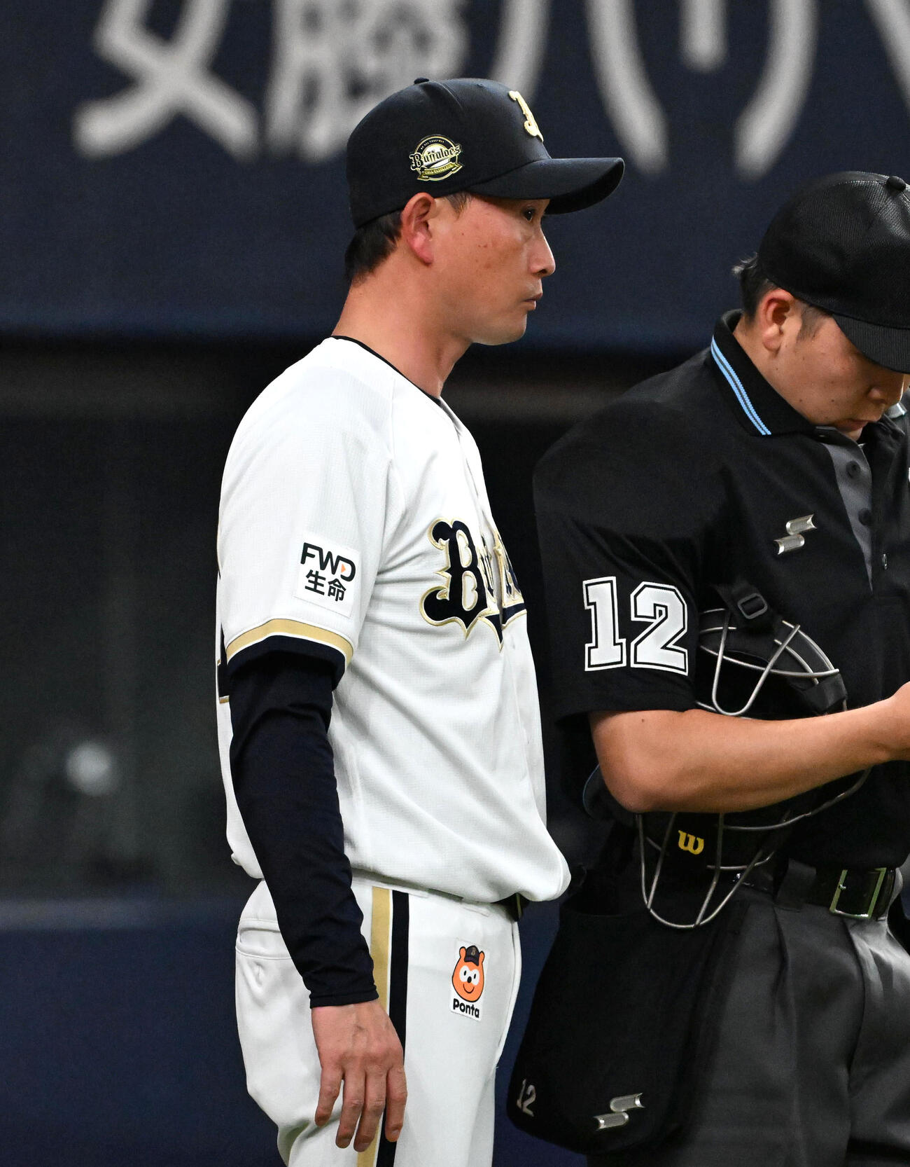 オリックス対西武　選手交代を告げるオリックスの岸田監督（撮影・石井愛子）