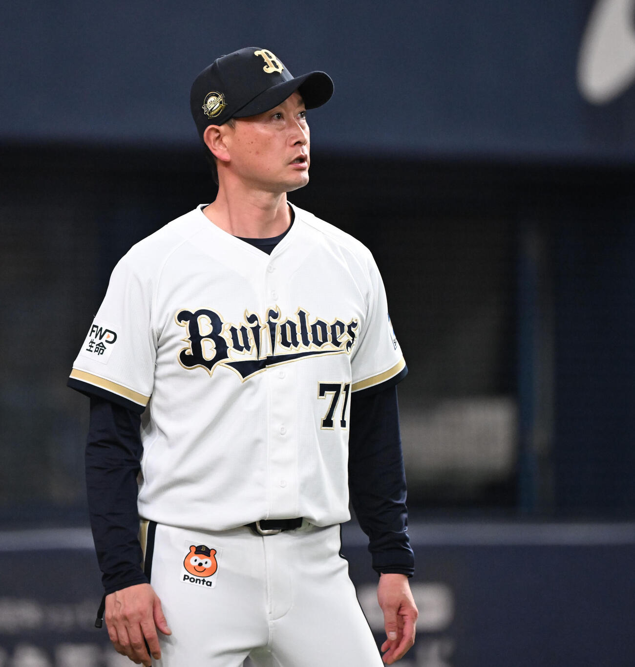 オリックス対西武　6回を終え、投手交代を告げるオリックス岸田監督（撮影・和賀正仁）