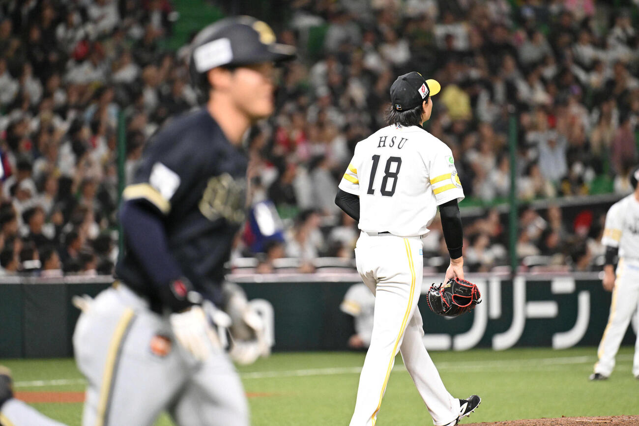 ソフトバンク対オリックス　2回表オリックス2死一、二塁、徐若熙（右）は太田に3点本塁打を許す（撮影・林敢治）