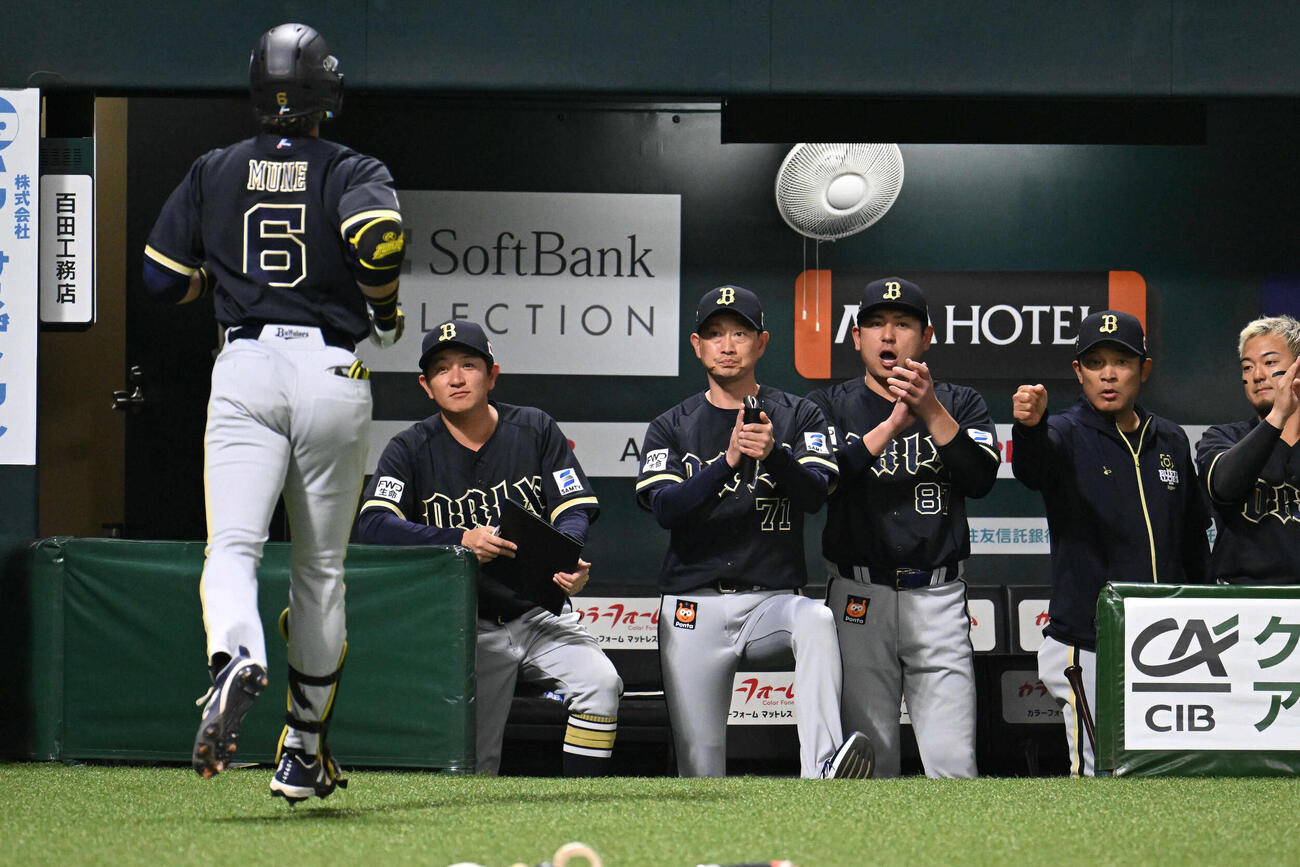 ソフトバンク対オリックス　1回表オリックス無死、宗（左）は右中間に先制本塁打を放ちナインから祝福を受ける（撮影・林敢治）