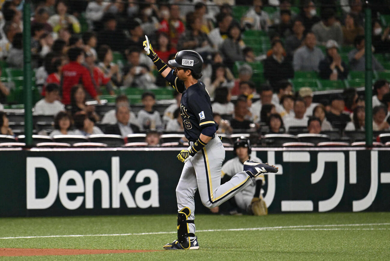 ソフトバンク対オリックス　1回表オリックス無死、宗は右中間に先制本塁打を放つ（撮影・林敢治）