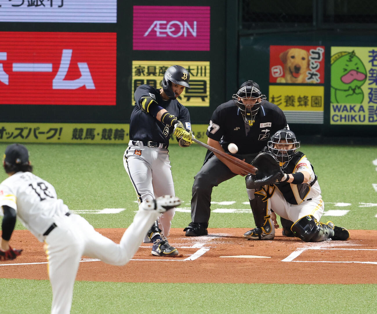 ソフトバンク対オリックス　1回表オリックス無死、宗は右中間に先制本塁を放つ（撮影・梅根麻紀）