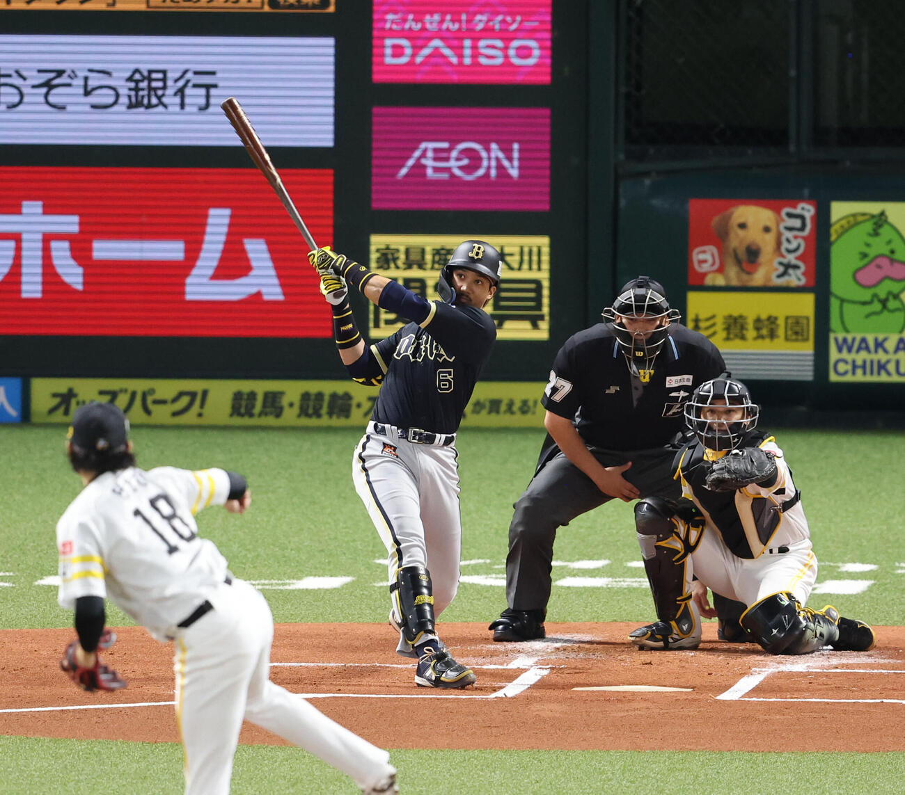 ソフトバンク対オリックス　1回表オリックス無死、宗は右中間に先制本塁を放つ（撮影・梅根麻紀）