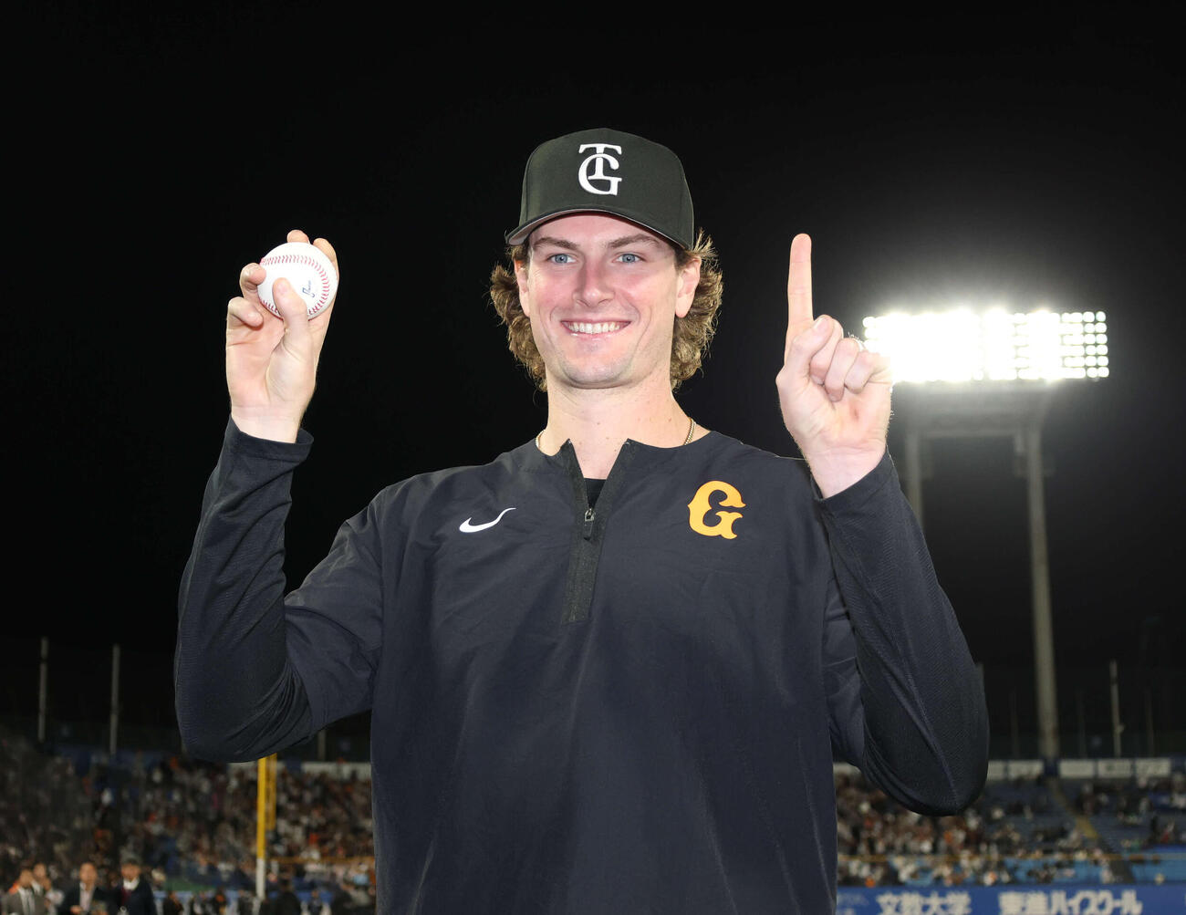 ヤクルト対巨人　来日初勝利をし笑顔でボールを見せる巨人ウィットリー（撮影・増田悦実）