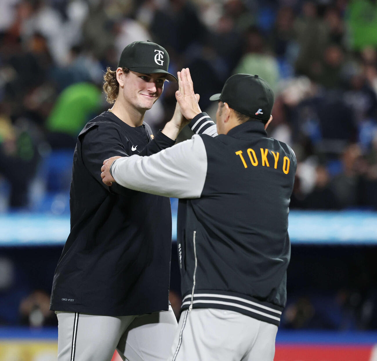 ヤクルト対巨人　ヤクルトに勝利し阿部監督（右）とタッチを交わすウィットリー（撮影・増田悦実）