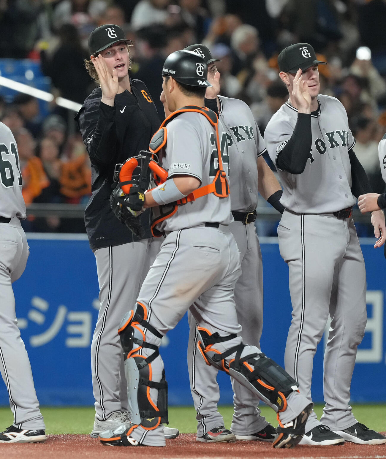 ヤクルト対巨人　NPB初勝利を挙げタッチを交わす巨人ウィットリー（左端）（撮影・足立雅史）