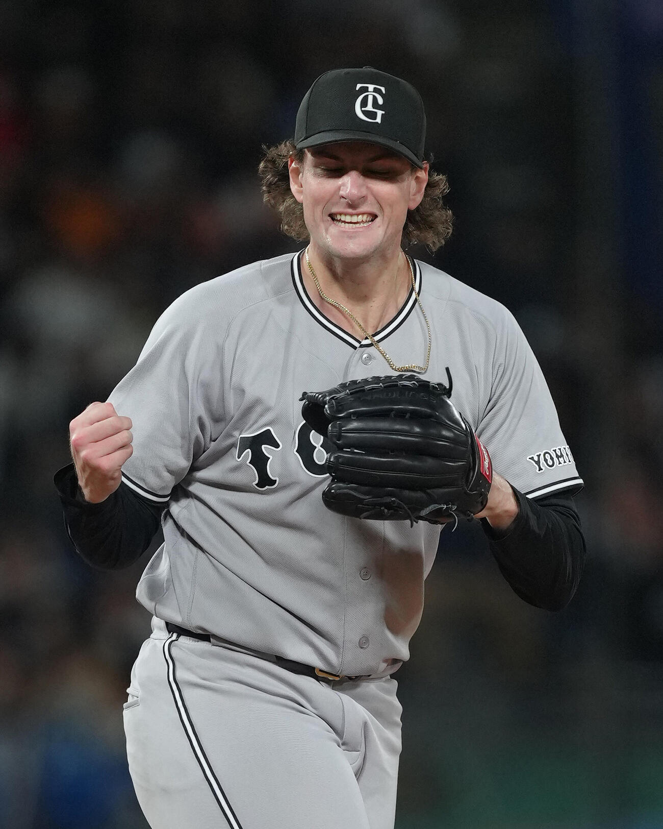 ヤクルト対巨人　7回裏ヤクルト2死一塁、武岡を空振り三振に仕留めガッツポーズするウィットリー（撮影・足立雅史）