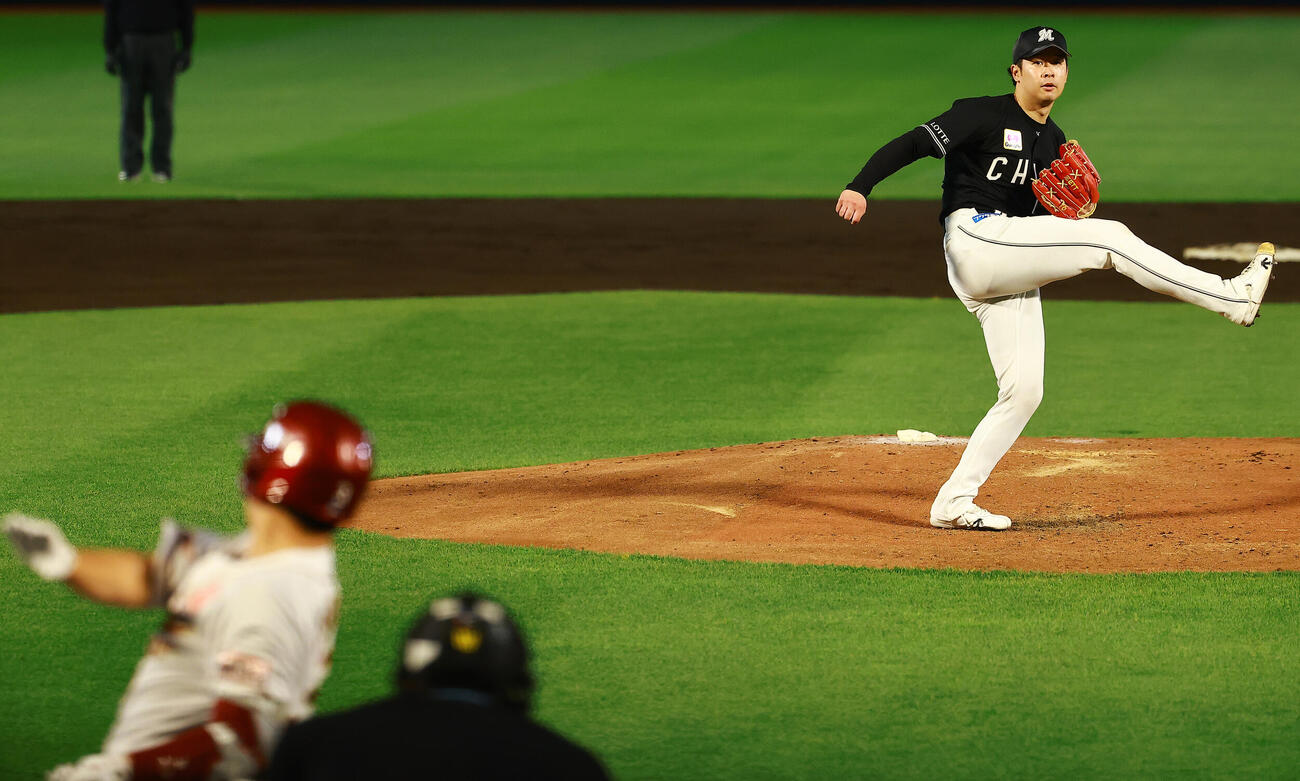 楽天対ロッテ　ロッテ先発の種市（撮影・野上伸悟）