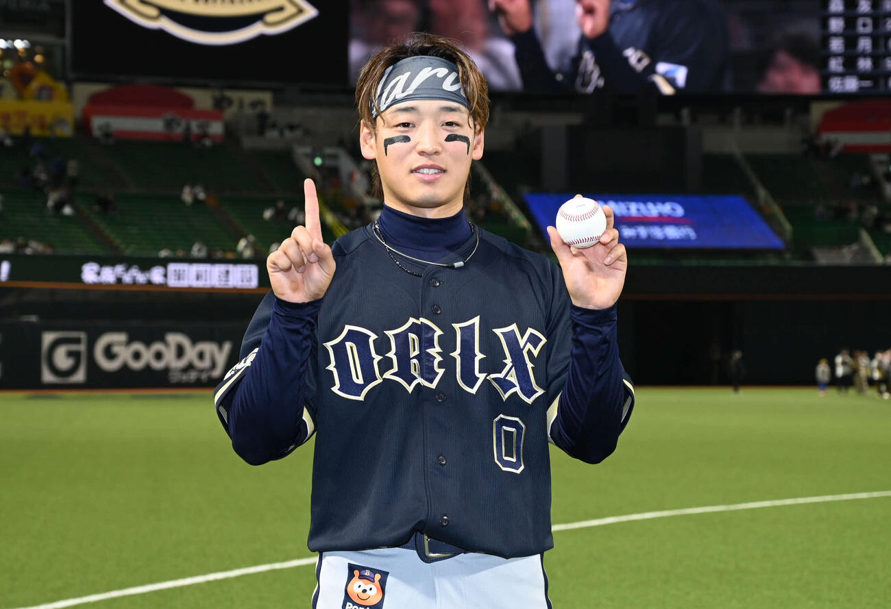 ソフトバンク対オリックス　笑顔で撮影に応じる渡部（撮影・林敢治）