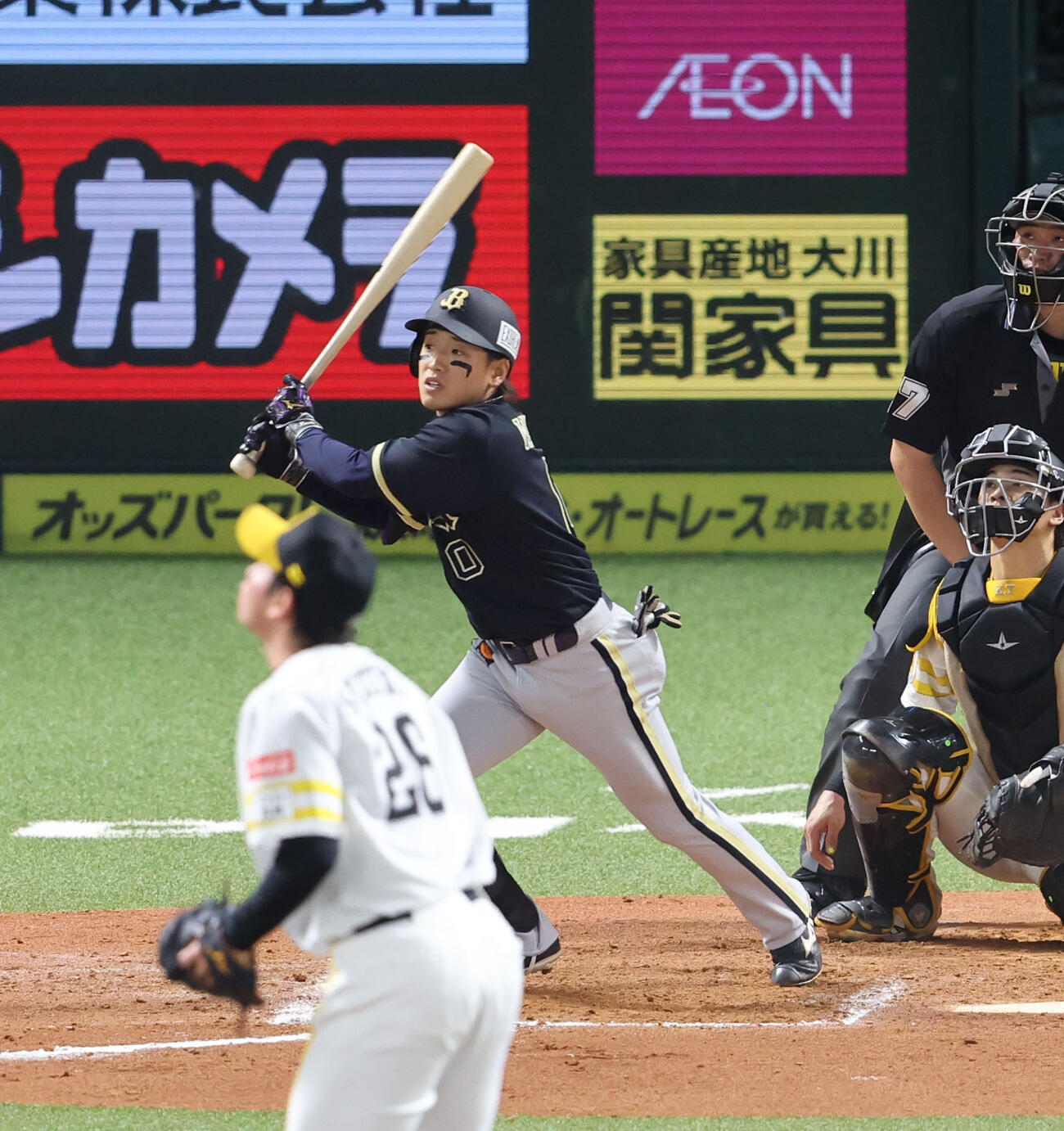 ソフトバンク対オリックス　8回表オリックス2死一塁、渡部は右越えに2点本塁打を放つ（撮影・梅根麻紀）