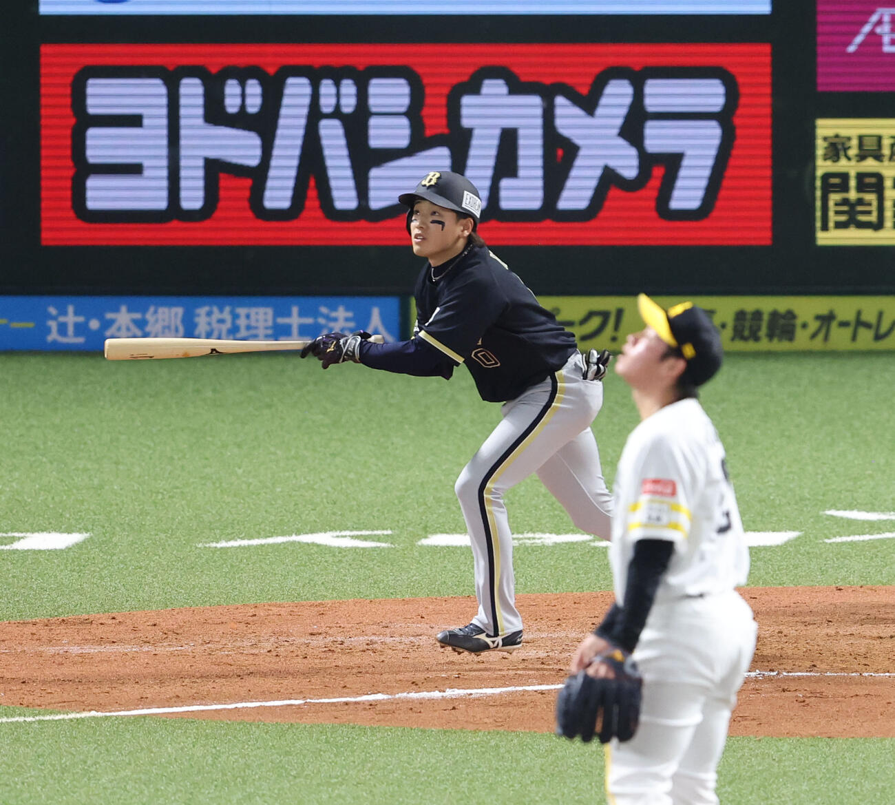 ソフトバンク対オリックス　8回表オリックス2死一塁、渡部は右越えに2点本塁打を放つ（撮影・梅根麻紀）