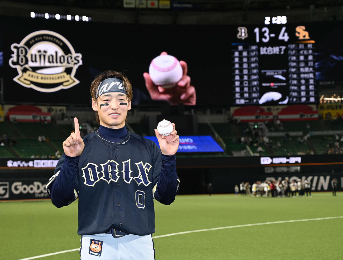 ソフトバンク対オリックス　笑顔で撮影に応じる渡部（撮影・林敢治）