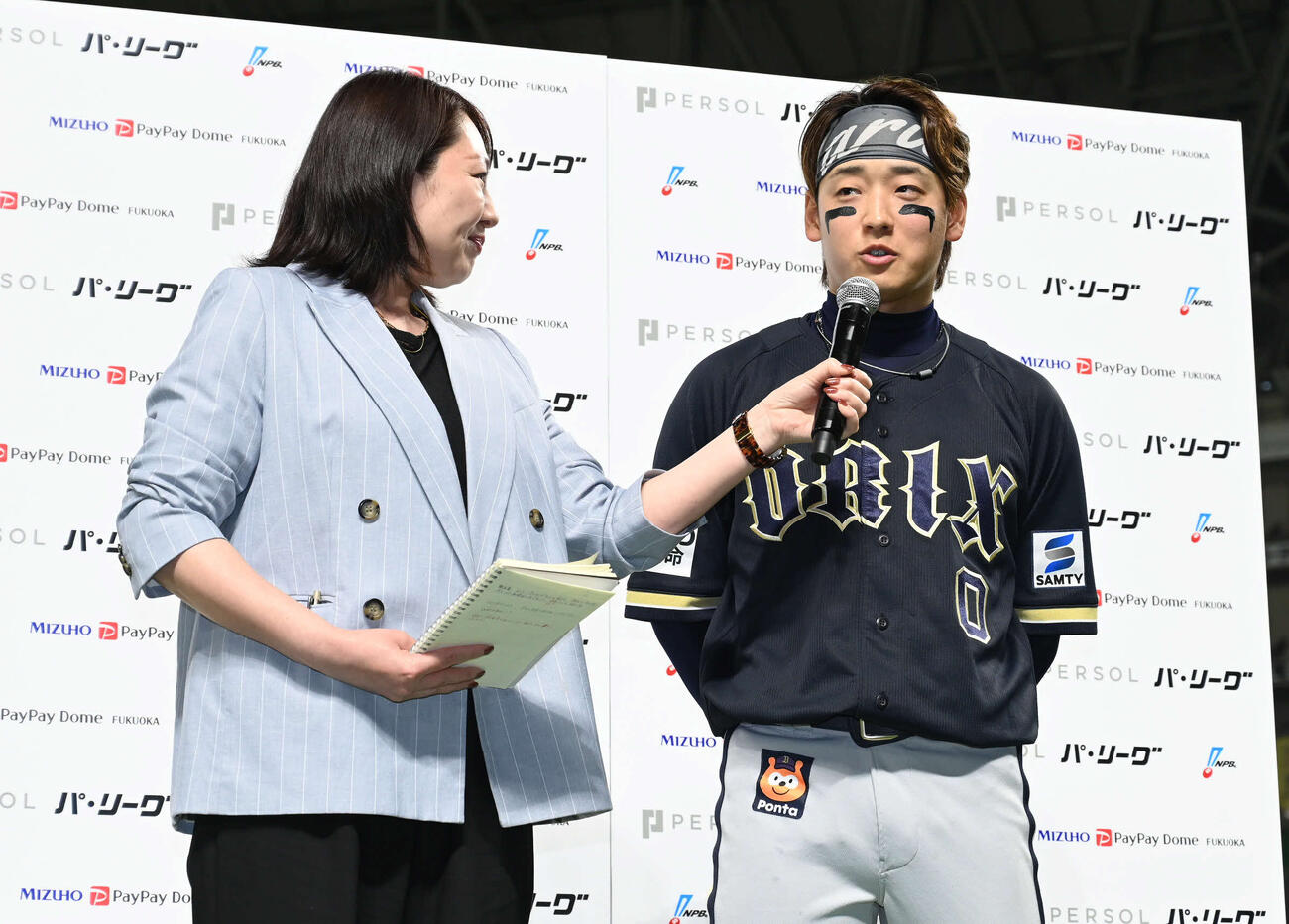 ソフトバンク対オリックス　ヒーローインタビューに応じる渡部（撮影・林敢治）