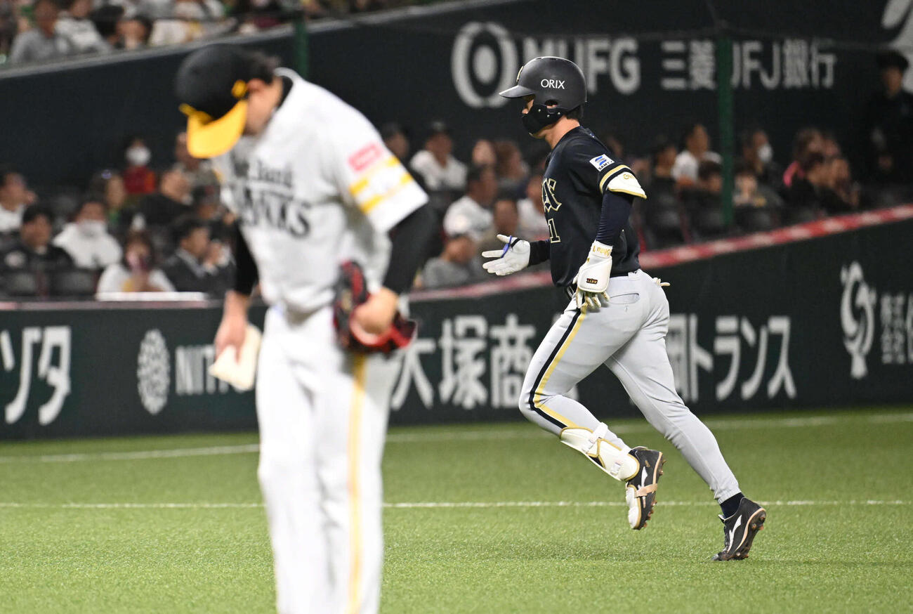 ソフトバンク対オリックス　2回表オリックス2死一、二塁、太田（右）は3点本塁打を放つ（撮影・林敢治）
