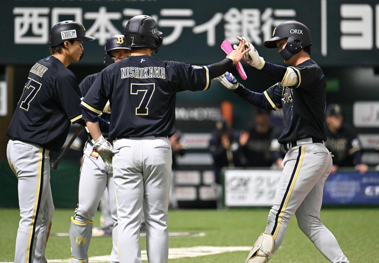 ソフトバンク対オリックス　2回表オリックス2死一、二塁、太田（右）は3点本塁打を放ち生還する（撮影・林敢治）