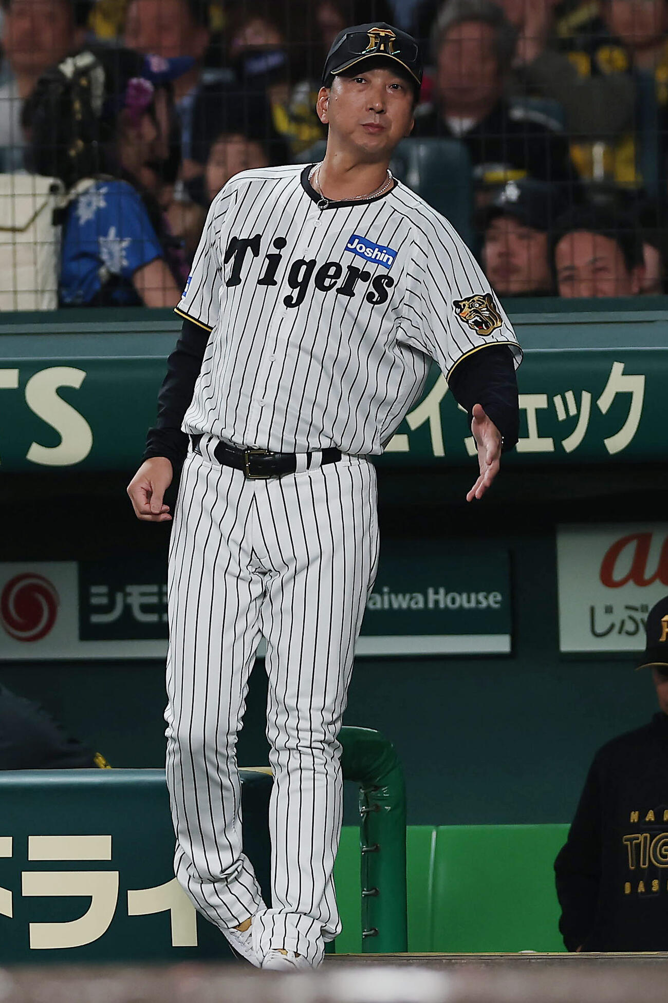 阪神対中日　6回裏阪神2死一、二塁、村上に代打を送る藤川監督（撮影・前田充）