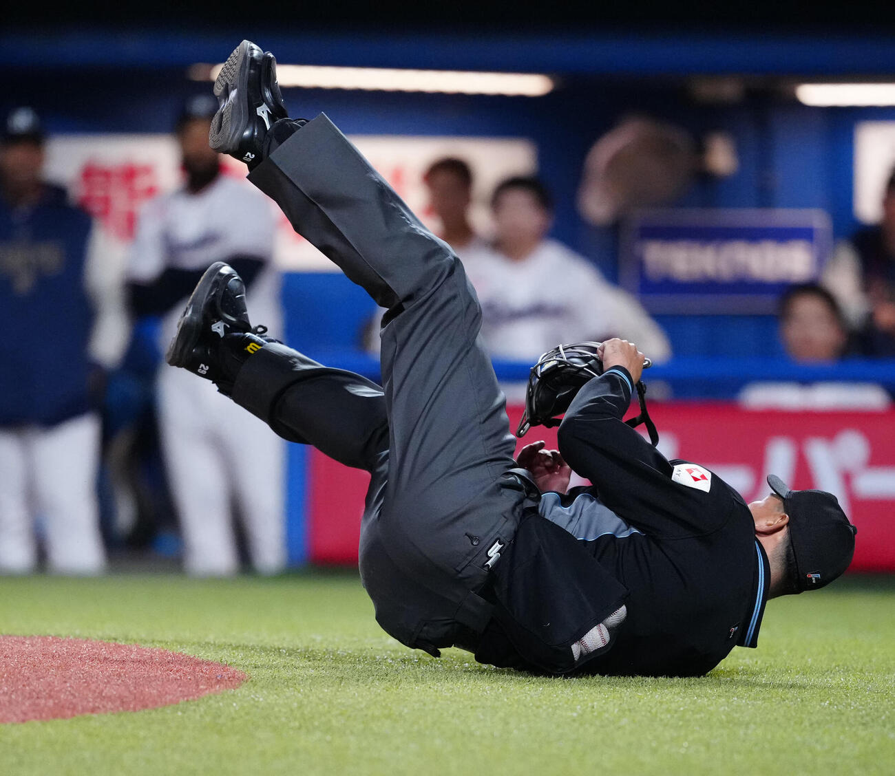 ヤクルト対DeNA 8回裏、倒れる川上球審（撮影・江口和貴）