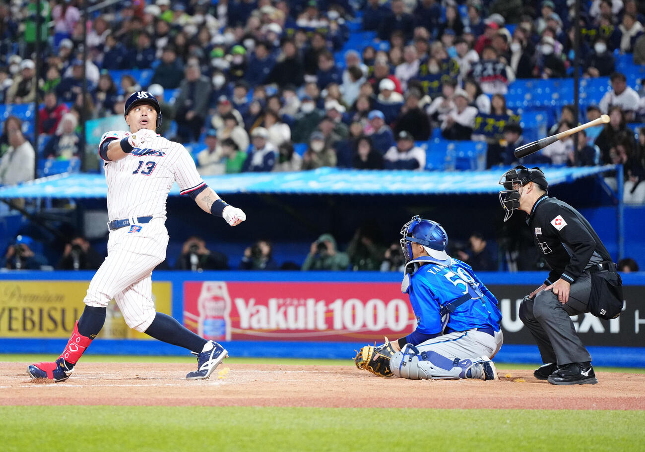 ヤクルト対DeNA 8回裏ヤクルト無死、オスナが放ったバットが当たった川上球審（右）（2026年4月16日撮影）