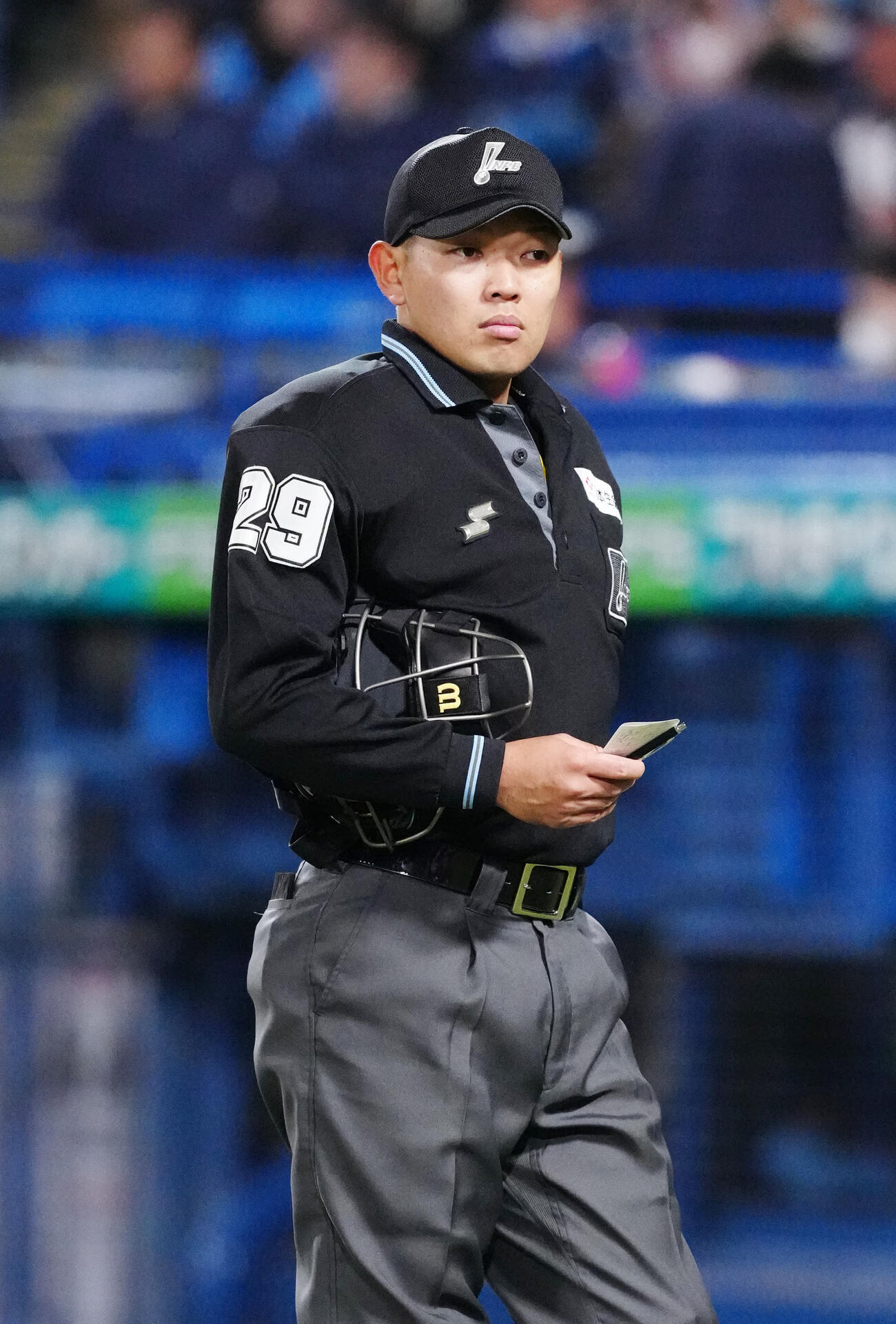 ヤクルト対DeNA 8回裏開始前、選手交代を聞く川上球審（撮影・江口和貴）