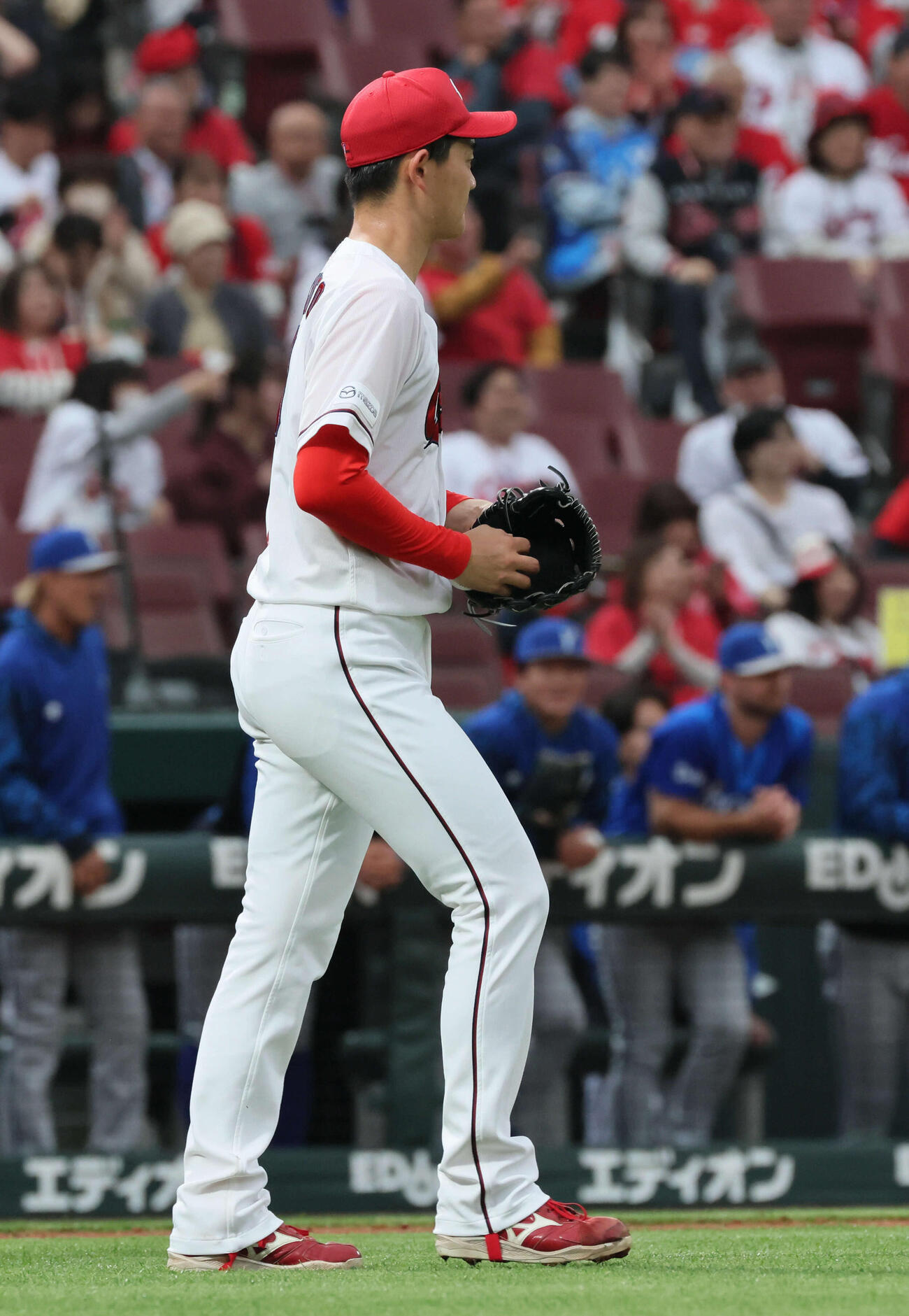 広島対DeNA 1回表DeNA1死一、二塁、宮崎に先制適時二塁打を浴びた岡本（撮影・加藤孝規）