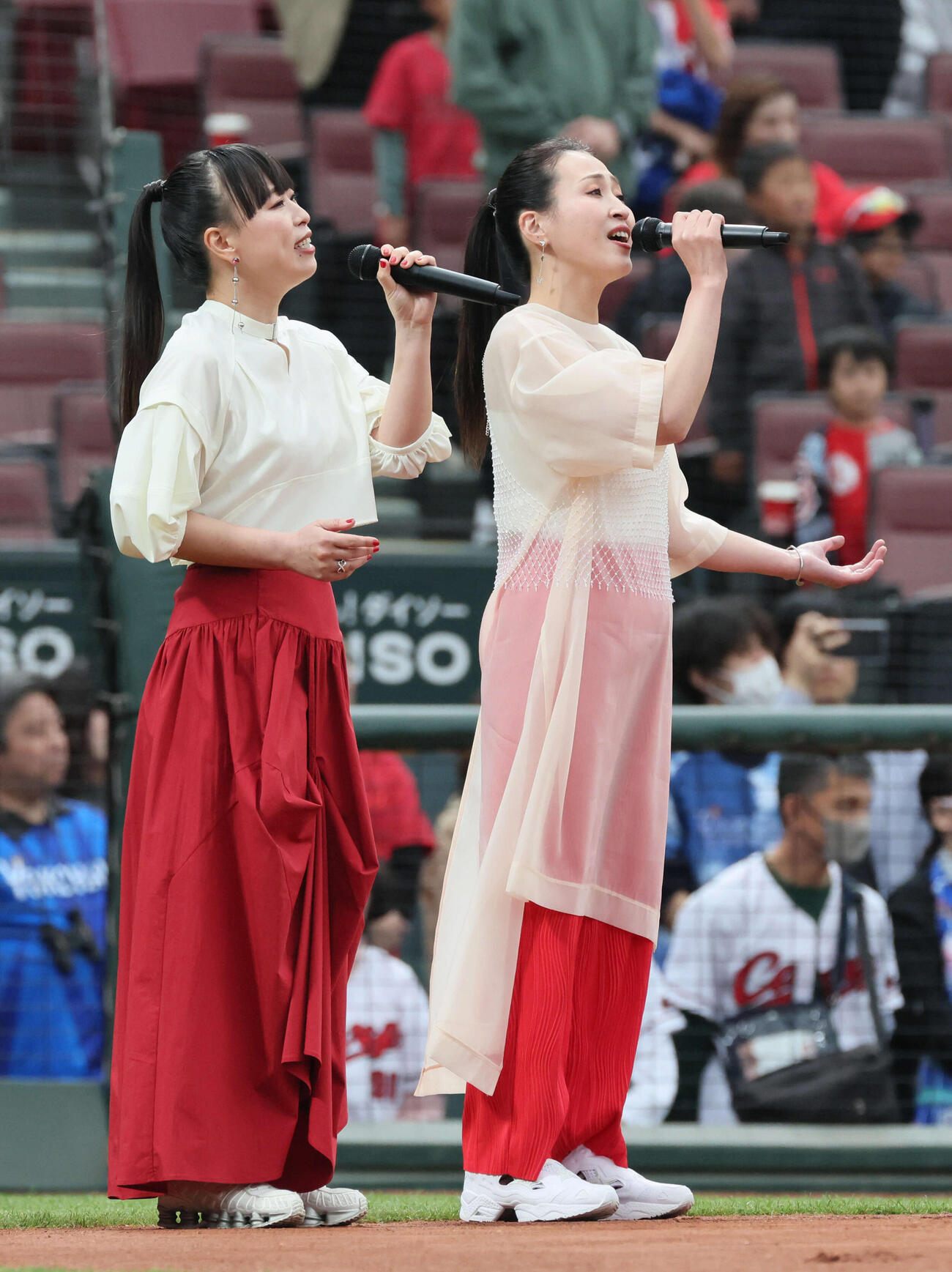 広島対DeNA　君が代を歌うMebius（撮影・加藤孝規）