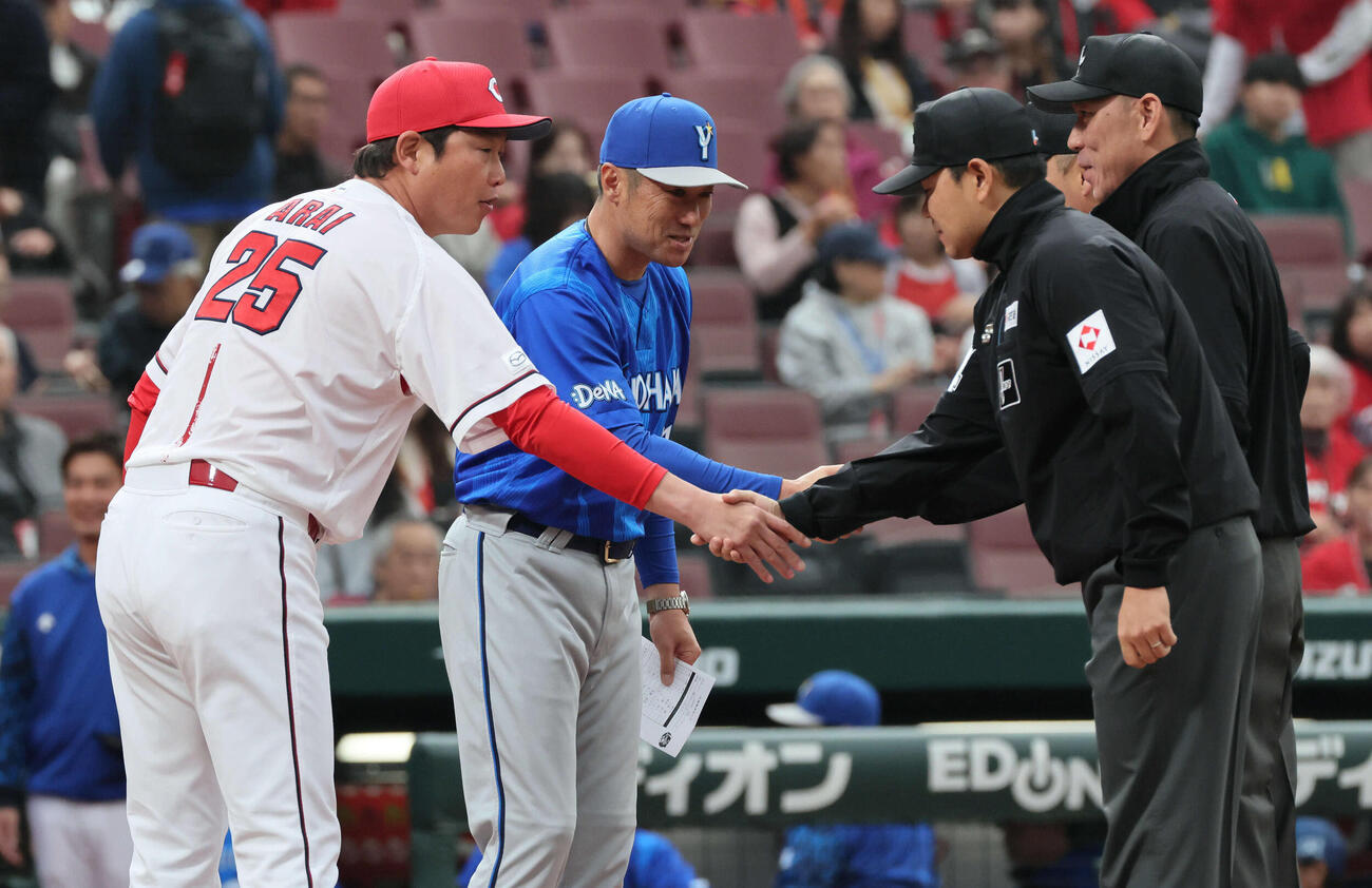 広島対DeNA　メンバー表交換する広島新井監督とDeNA相川監督（撮影・加藤孝規）