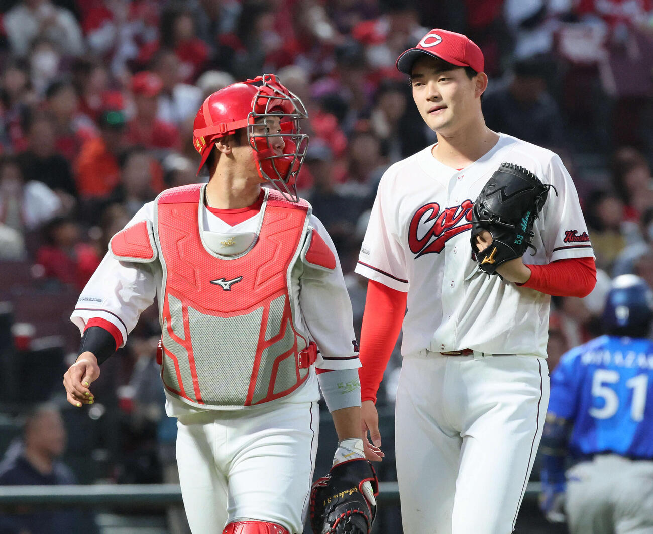 広島対DeNA 2回表終了時、ベンチに戻る坂倉（左）と岡本（撮影・加藤孝規）