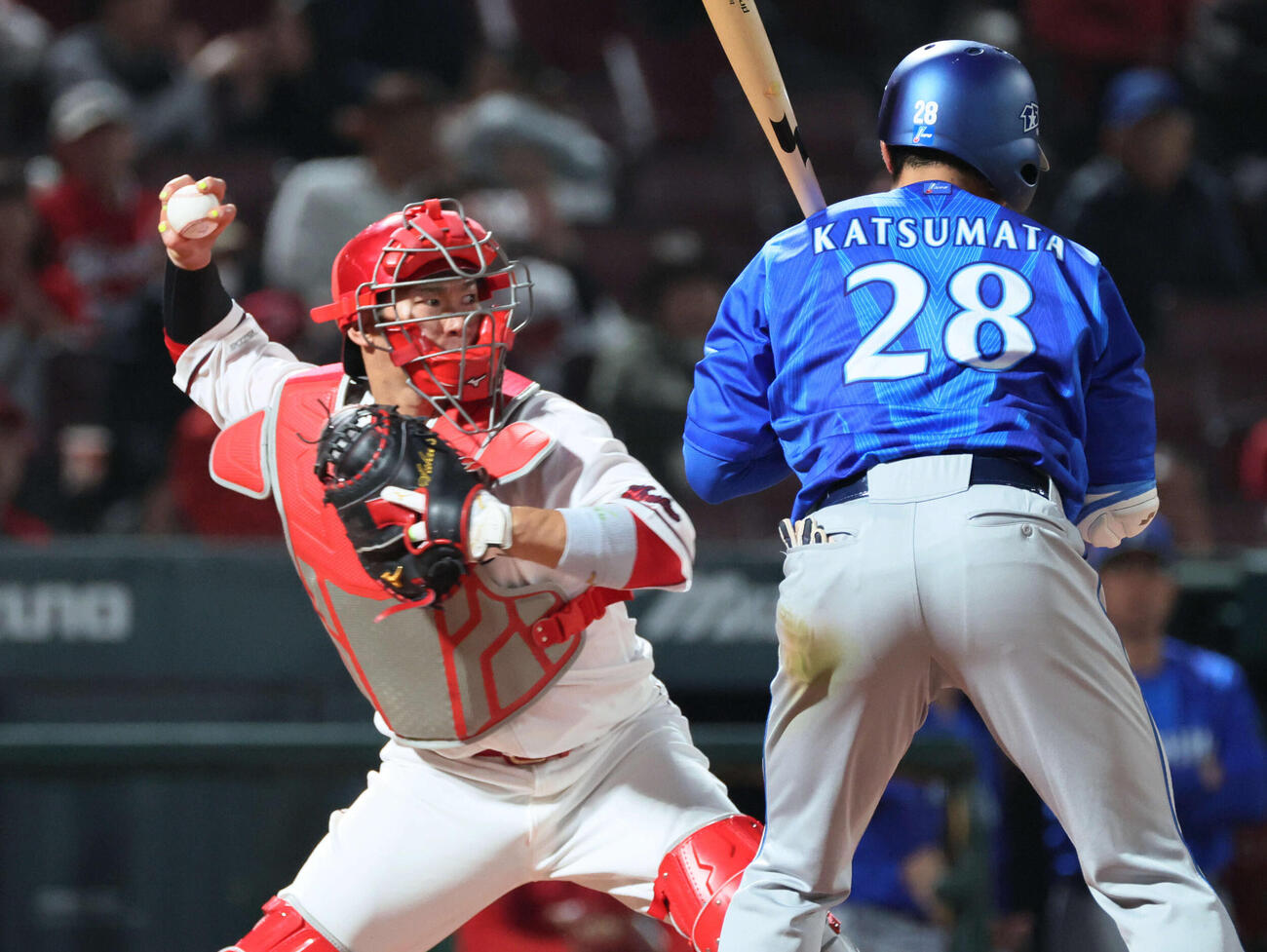 広島対DeNA 3回表DeNA2死一塁、打者勝又の時、二塁へ送球する坂倉（撮影・加藤孝規）