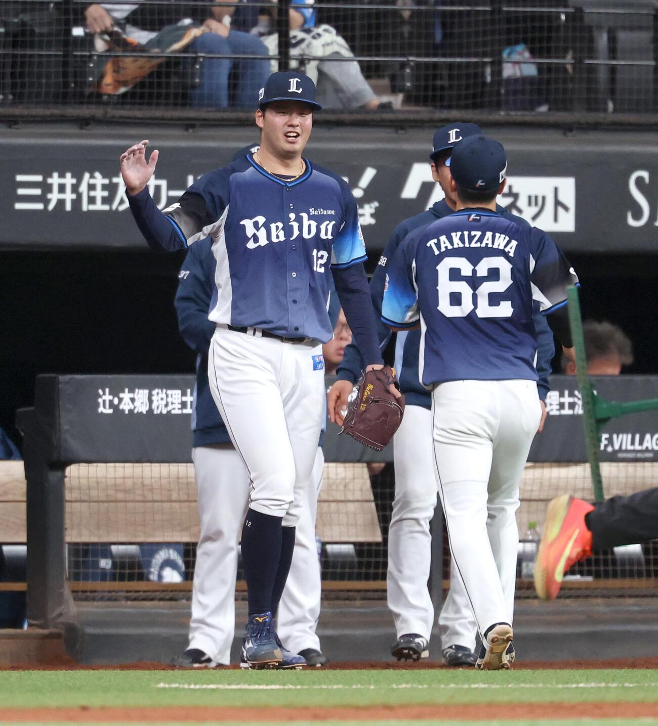 日本ハム対西武　7回を投げ終えナインを出迎える渡辺（撮影・黒川智章）