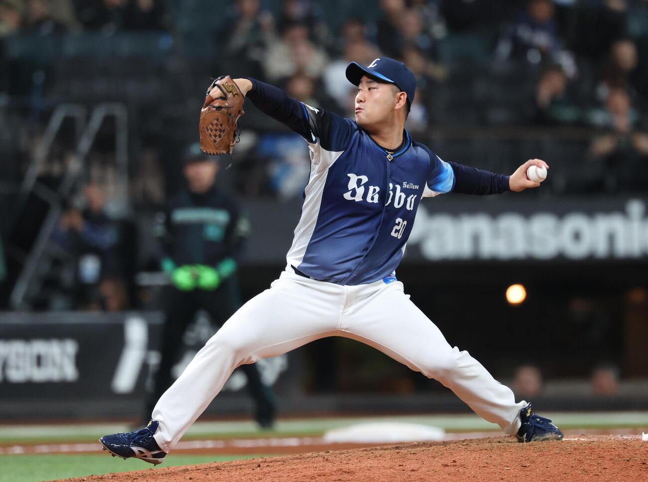 日本ハム対西武　9回に登板の岩城（撮影・黒川智章）