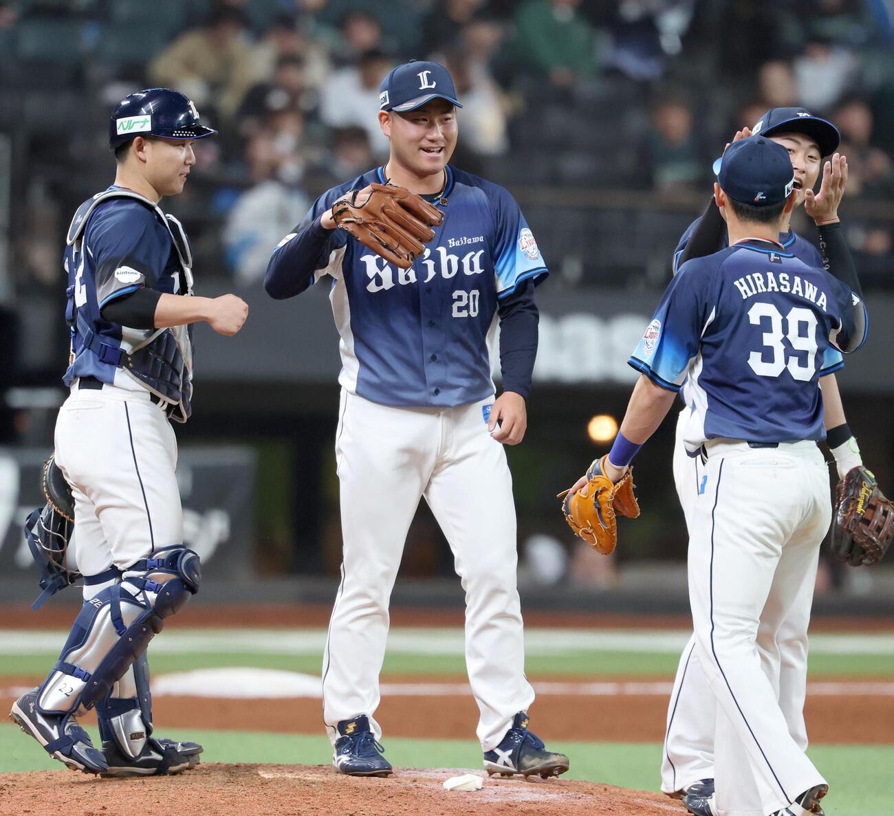 日本ハム対西武　試合後、笑顔の岩城（中央）（撮影・黒川智章）