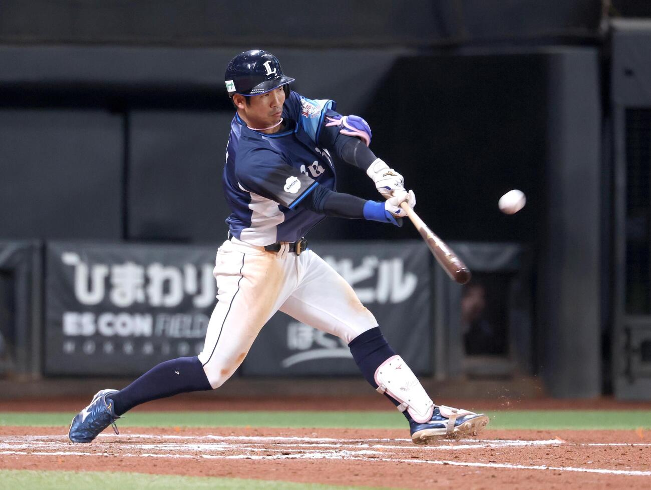 日本ハム対西武　7回表西武1死一塁、2点本塁打を放つ桑原（撮影・黒川智章）