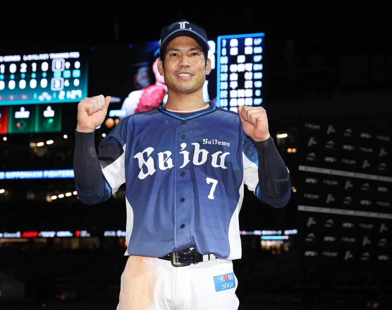 日本ハム対西武　試合後、笑顔の桑原（撮影・黒川智章）