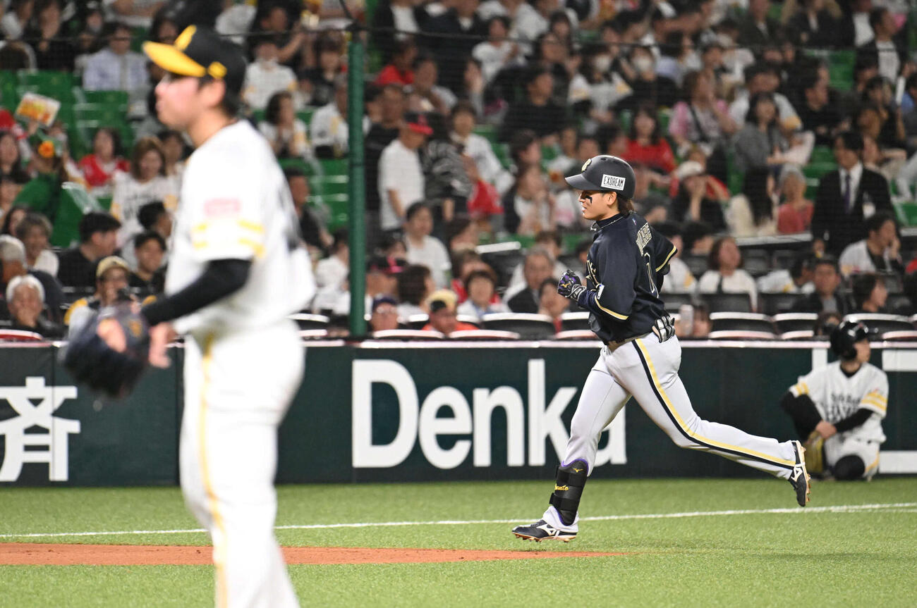 ソフトバンク対オリックス　8回表オリックス2死一塁、鈴木豪（左）は渡部に2点本塁打を許す（撮影・林敢治）