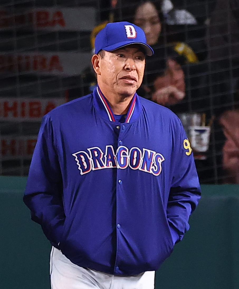 阪神対中日　選手交代を告げる井上監督（撮影・上田博志）