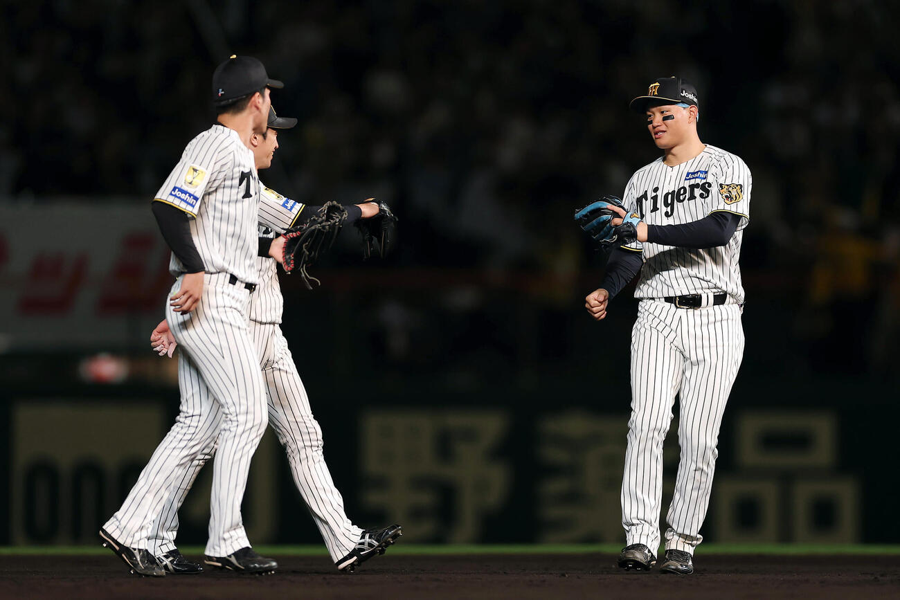 阪神対中日　中日に逆転勝利し、喜び合う阪神森下（右）ら（撮影・前田充）
