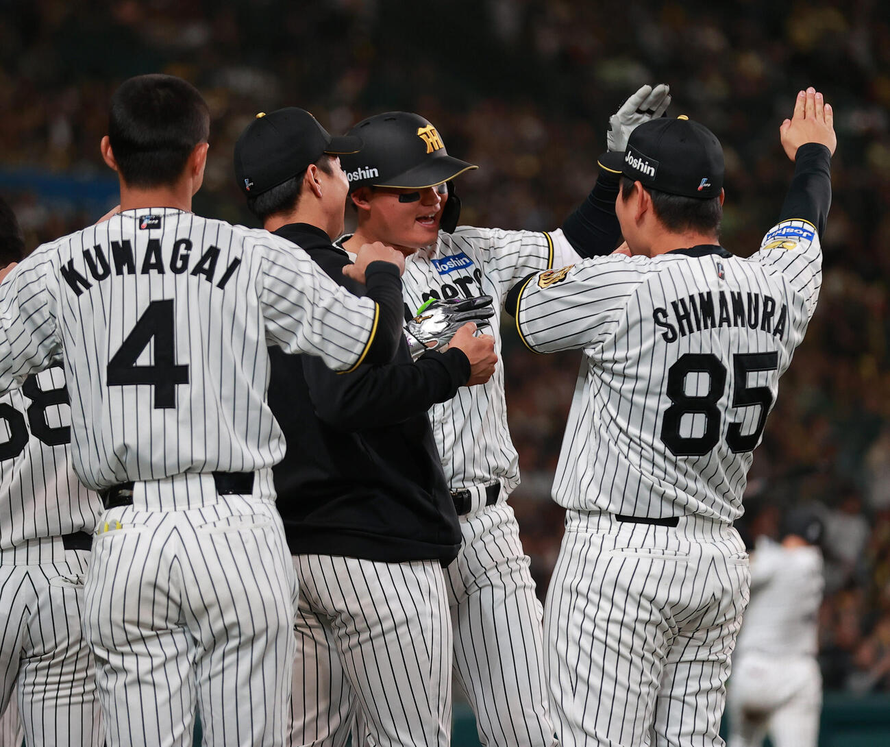 阪神対中日　7回裏阪神1死、森下（右から2人目）はソロ本塁打を放ちポーズする（撮影・上山淳一）